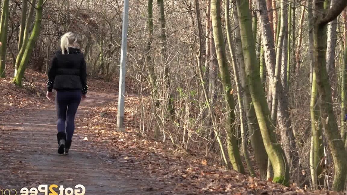 15P Licky Lex relieves herself on country path