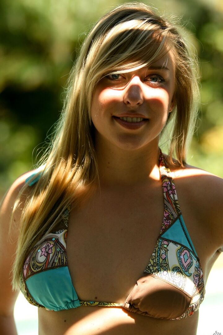 16P Blind amateur Eva gets totally naked during a light and shadow play shoot