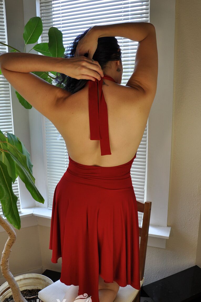 15P A amadora de cabelos escuros Lucia tira um vestido vermelho antes de tocar sua buceta natural