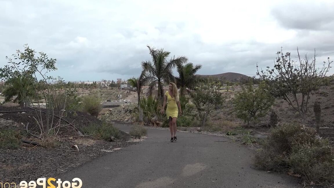 15P La blonde Aylin Tattoo fait pipi sur une dalle de béton lors d'une promenade en plein air