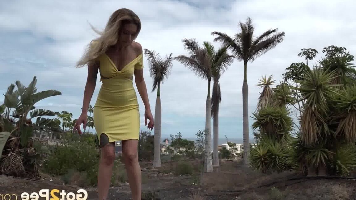 15P La blonde Aylin Tattoo fait pipi sur une dalle de béton lors d'une promenade en plein air