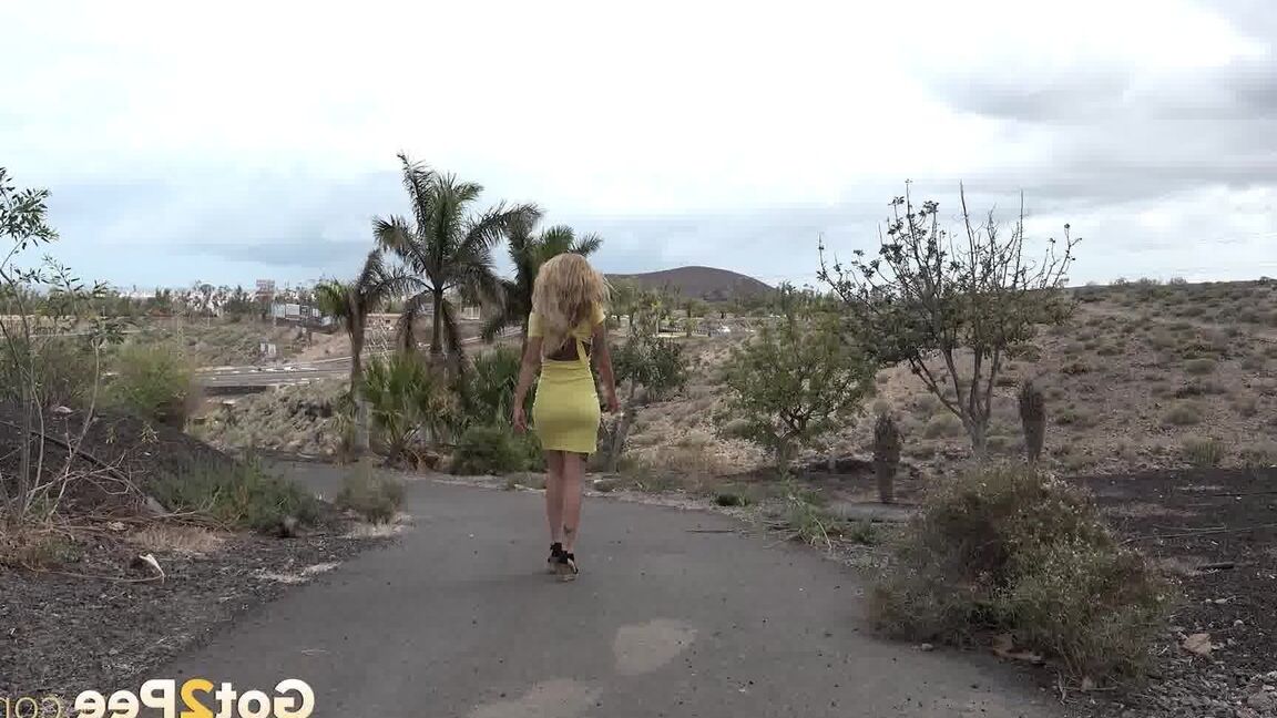 15P La blonde Aylin Tattoo fait pipi sur une dalle de béton lors d'une promenade en plein air