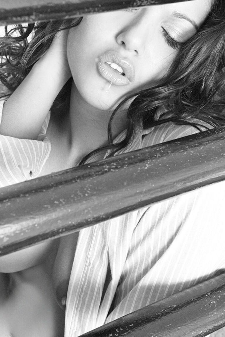 16P La tentadora MILF erótica Sunny Leone se burla ardientemente con sus tetas medianas
