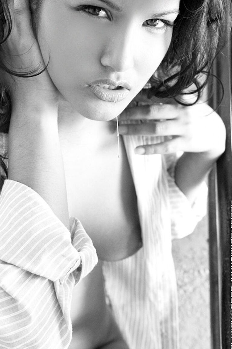 16P La tentadora MILF erótica Sunny Leone se burla ardientemente con sus tetas medianas
