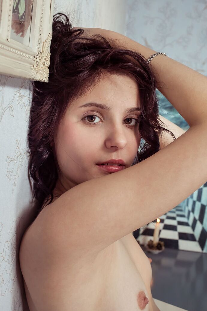 20P La jolie teen Wladlena pose son livre avant de se mettre nue sur une chaise
