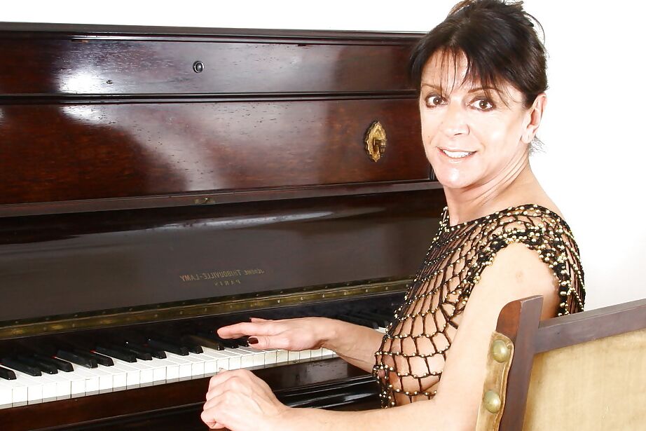 16P La anciana señora Sarah tocando el piano con un traje de malla transparente