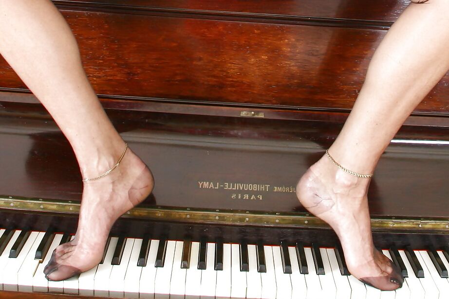 16P La anciana señora Sarah tocando el piano con un traje de malla transparente