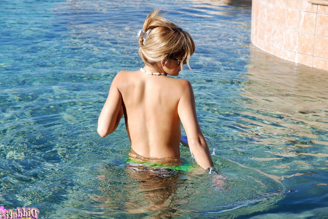 12P Young amateur Diddylicious takes off her bikini while in a swimming pool