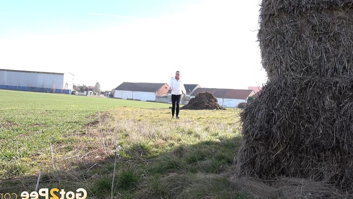 15P Gorgeous brunette Vinna Reed pees in a field