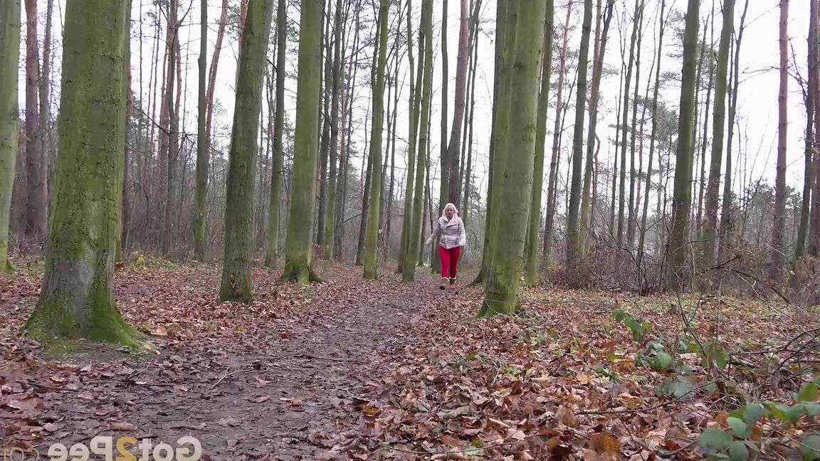 15P Blonde Lilith relieves pee desperation in woods