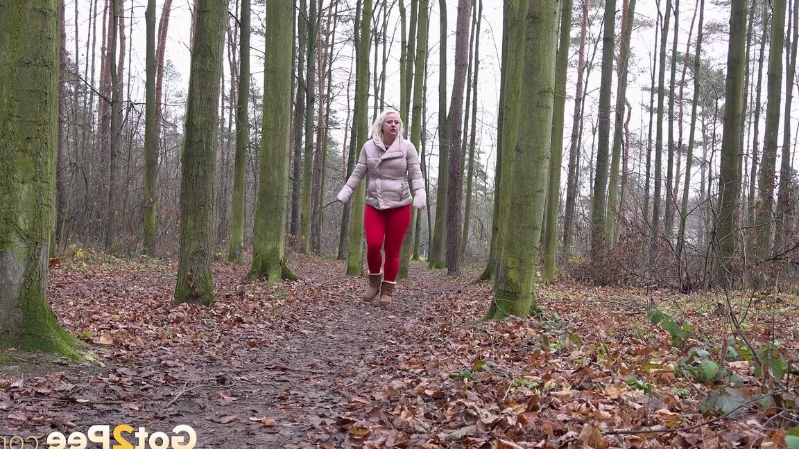 15P Blonde Lilith relieves pee desperation in woods