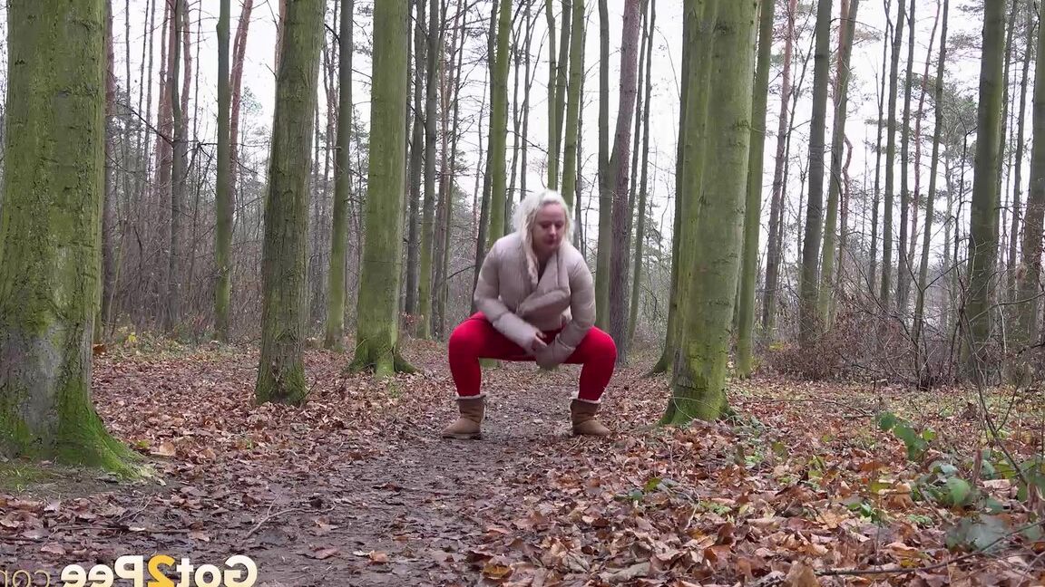15P Blonde Lilith relieves pee desperation in woods