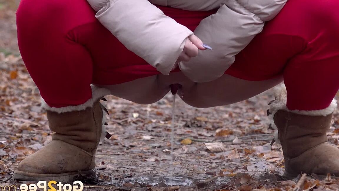 15P Blonde Lilith relieves pee desperation in woods