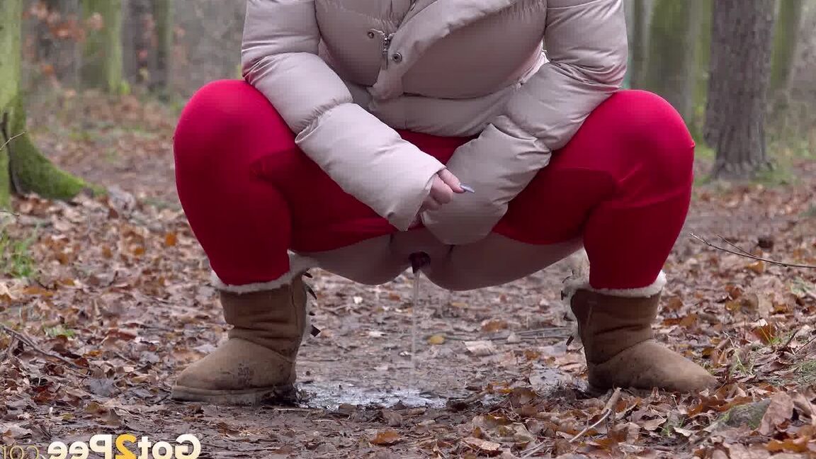 15P Blonde Lilith relieves pee desperation in woods