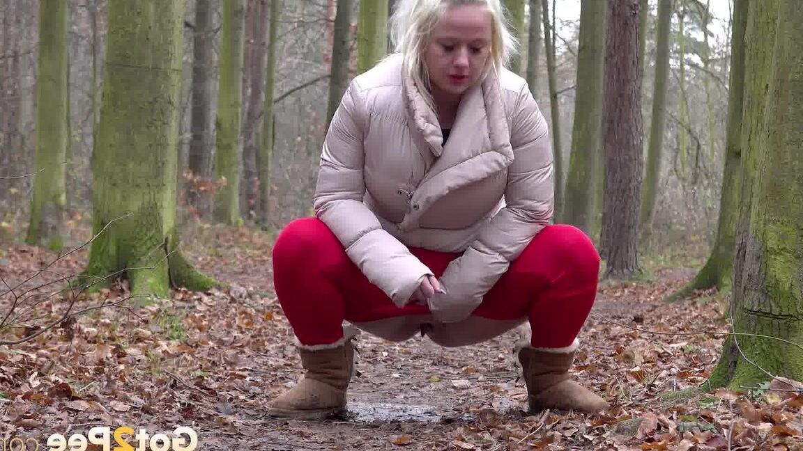 15P Blonde Lilith relieves pee desperation in woods