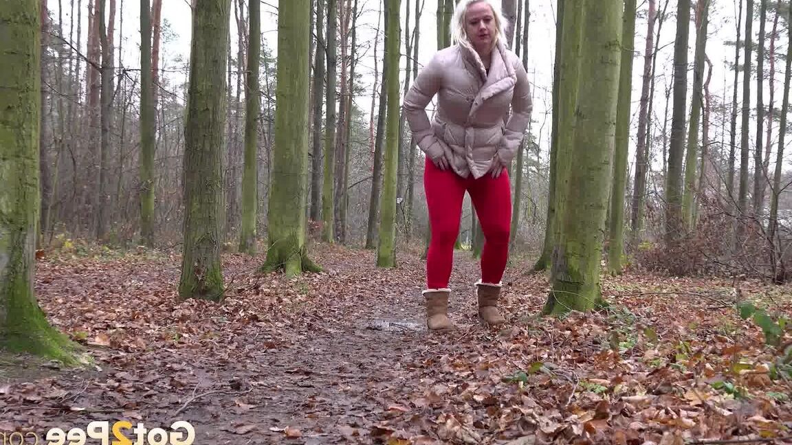 15P Blonde Lilith relieves pee desperation in woods