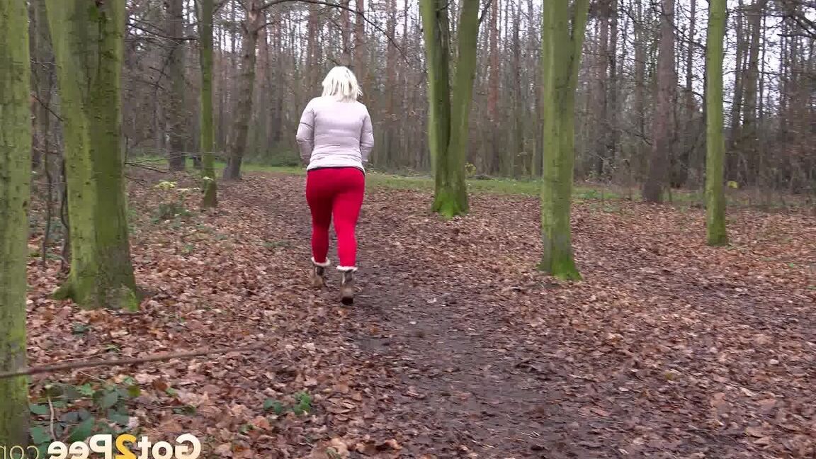 15P Blonde Lilith relieves pee desperation in woods