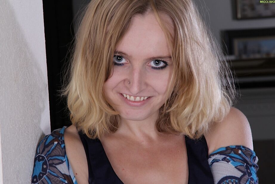 16P 年上のブロンドの女性アナベルがピンクのパンティーを引き下げてパイパンのおまんこを露出させる
