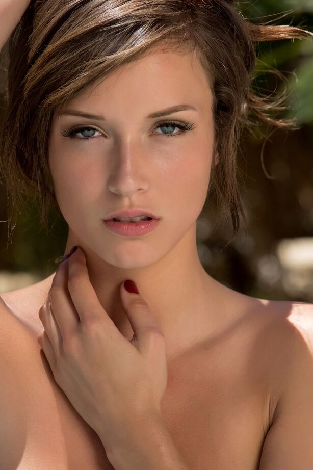 18P Modelo erótica malena morgan enseñando las tetas firmes