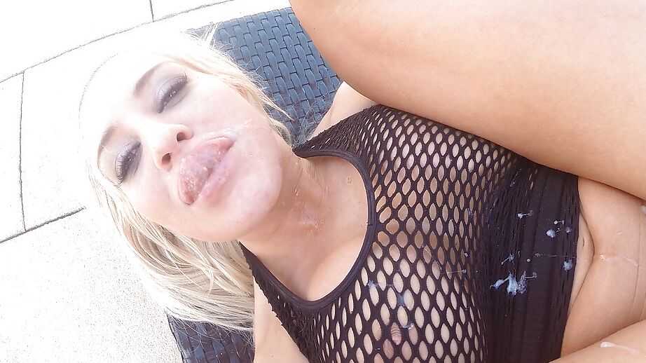Die 16-jährige Euro-Blondine Sienna Day gibt einen Blowjob vor dem Arschficken im Freien