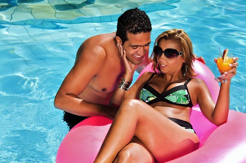 16P Bolhas latinas MILF Suzy Anderson leva foda anal na piscina