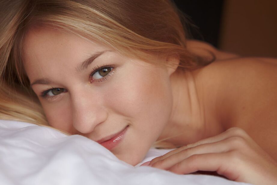 16P A modelo glamourosa russa Felicity posa completamente nua em seu quarto