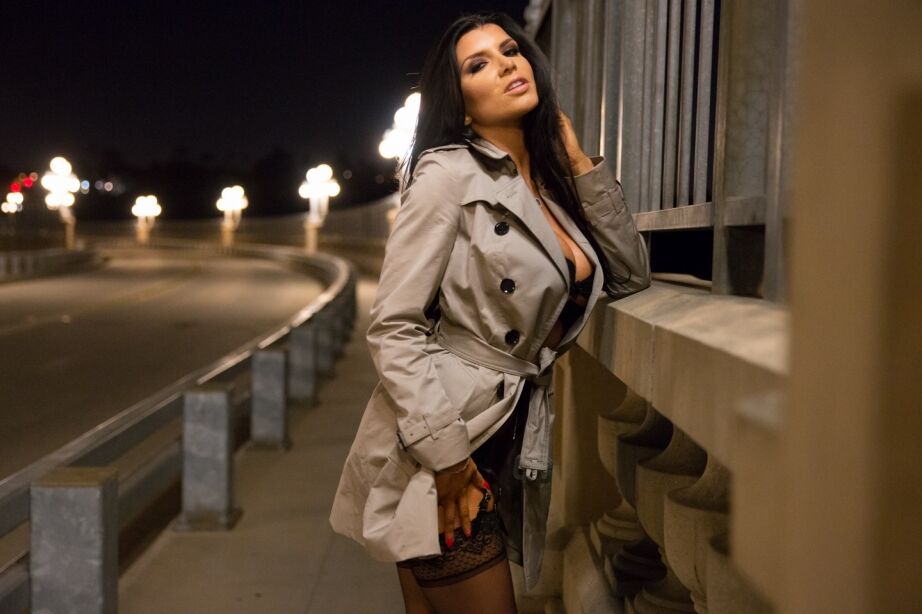 20P Solo-Girl Romi Rain öffnet ihren Mantel, um Passanten auf der Straße in Dessous zur Schau zu stellen