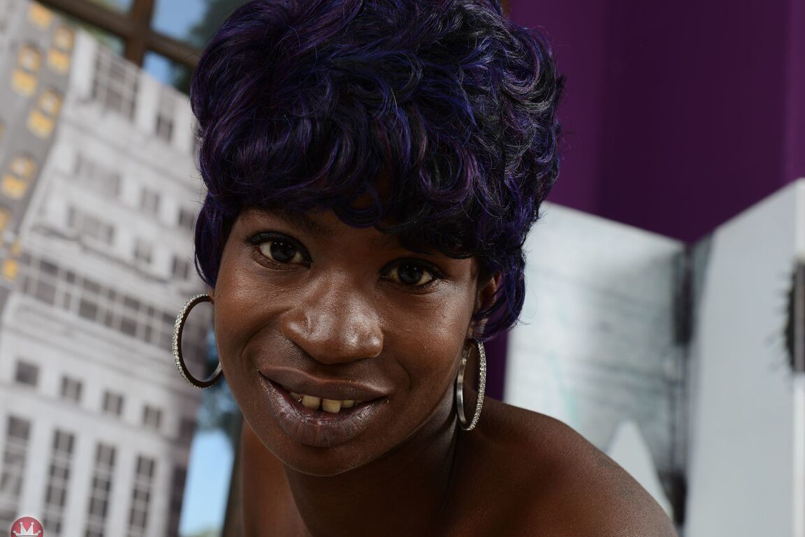 17P La adolescente negra embarazada Tiana Grey toma sus tetas hinchadas antes de mostrar su coño