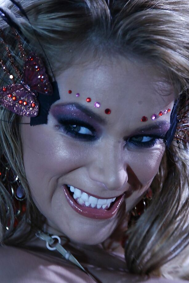 16P Estrela pornográfica arrebatadora em vestido sexy revela seus enormes jarros e buceta encharcada