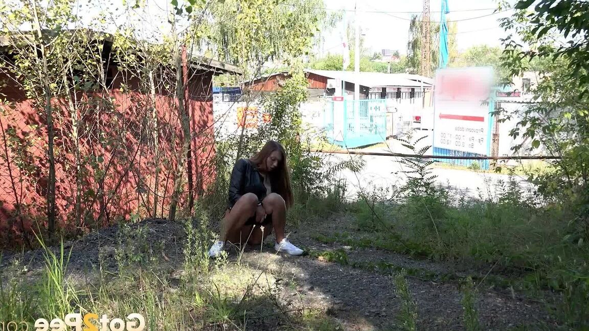 15P Chica angustiada Lucka orina en un terreno baldío con una chaqueta de cuero