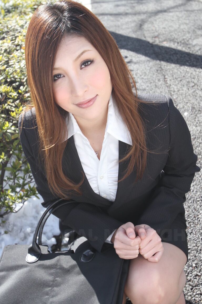 15P Une japonaise rousse et sexy en costume pose pour montrer son beau visage