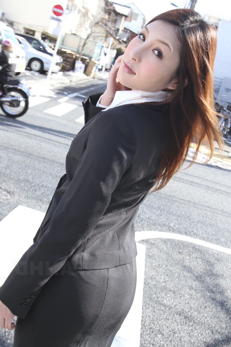 15P Une japonaise rousse et sexy en costume pose pour montrer son beau visage
