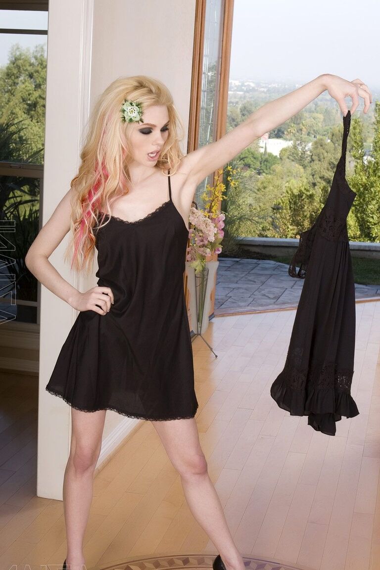 21P A sedutora magrinha Jayme Langford tira o vestido preto