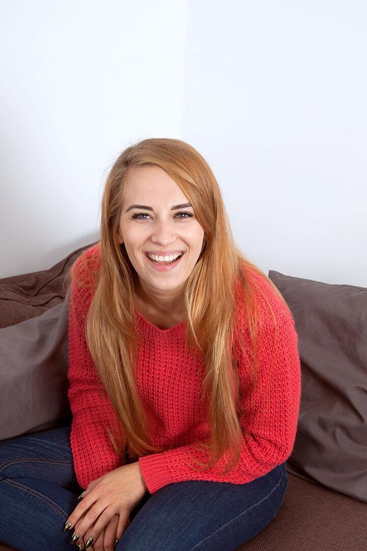16P Rubia de ojos azules Anna Smith posando en jeans con sus pequeñas tetas al descubierto