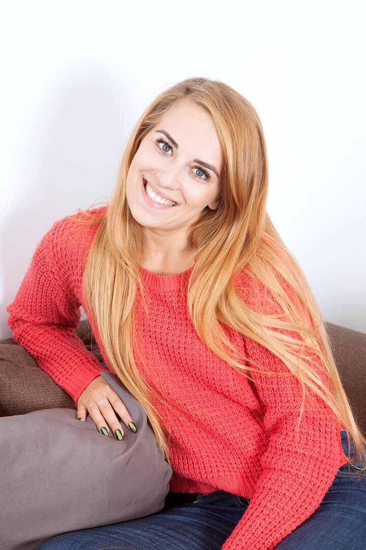 16P Rubia de ojos azules Anna Smith posando en jeans con sus pequeñas tetas al descubierto