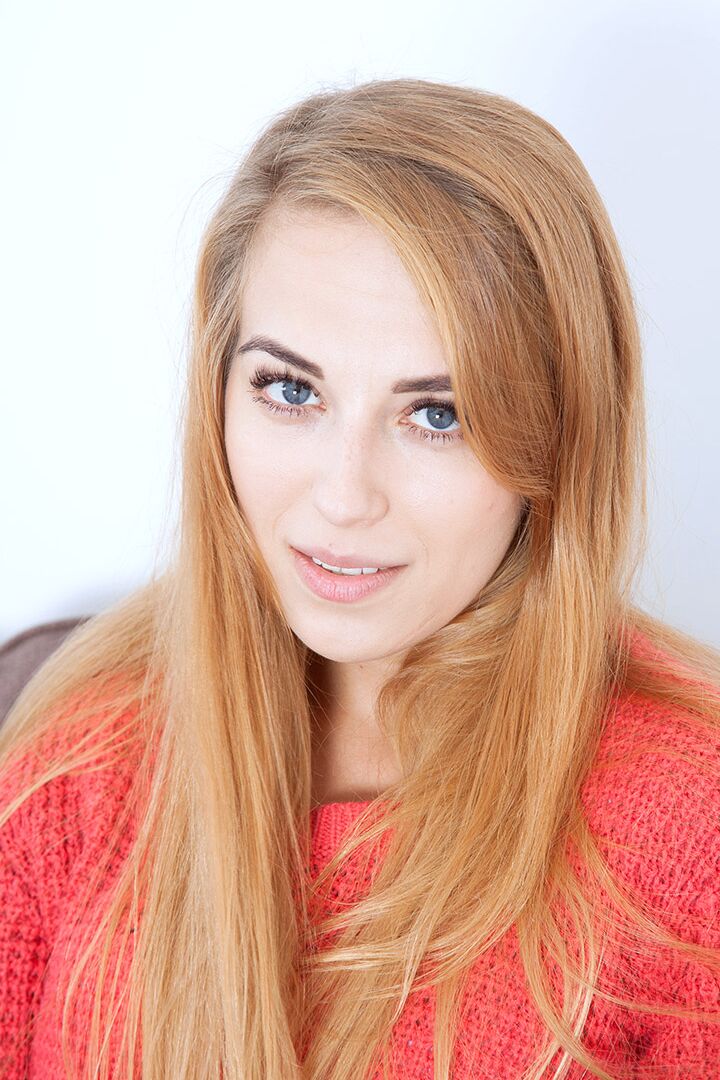 16P Rubia de ojos azules Anna Smith posando en jeans con sus pequeñas tetas al descubierto