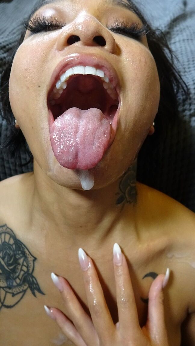 17P Honey Gold, une fille ébène encrée, chevauche une grosse bite et se fait facialiser en HD