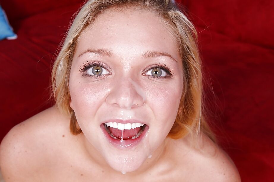 16P Der zierliche blonde Pornostar Jessie Andres zieht das Höschen zur Seite, um einen Schwanz in der Fotze zu haben