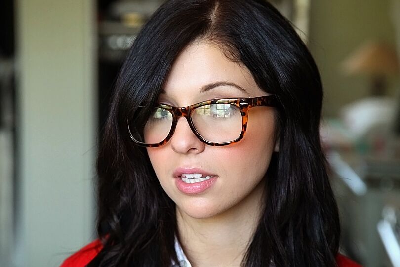 Die 16P-Brille auf dem runden Gesicht des süßen Mädchens Madelyn Monroe betont ihre kleinen Titten