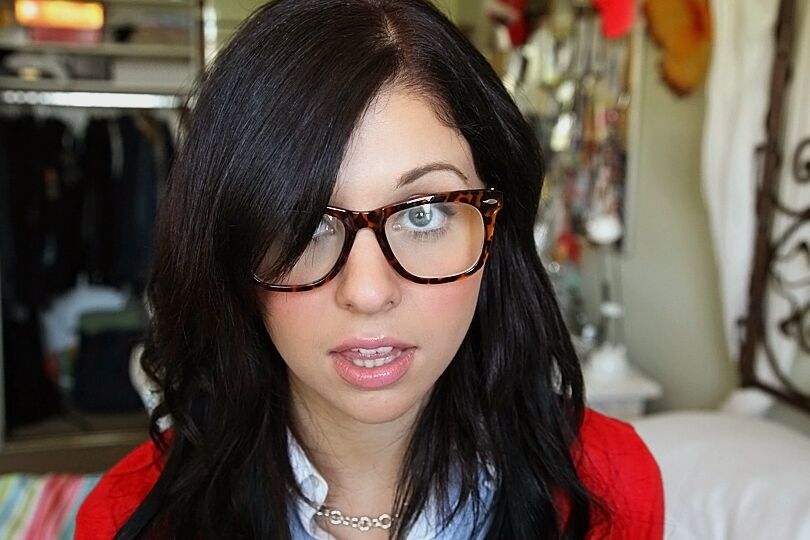 Die 16P-Brille auf dem runden Gesicht des süßen Mädchens Madelyn Monroe betont ihre kleinen Titten