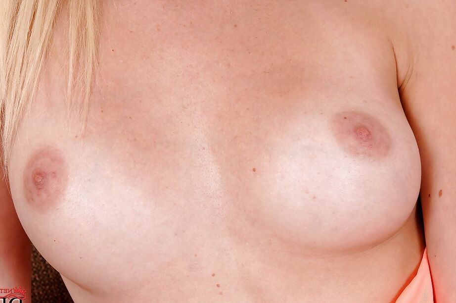 16P Nena rubia de piernas largas con tetas pequeñas provocando su coño debajo de las bragas