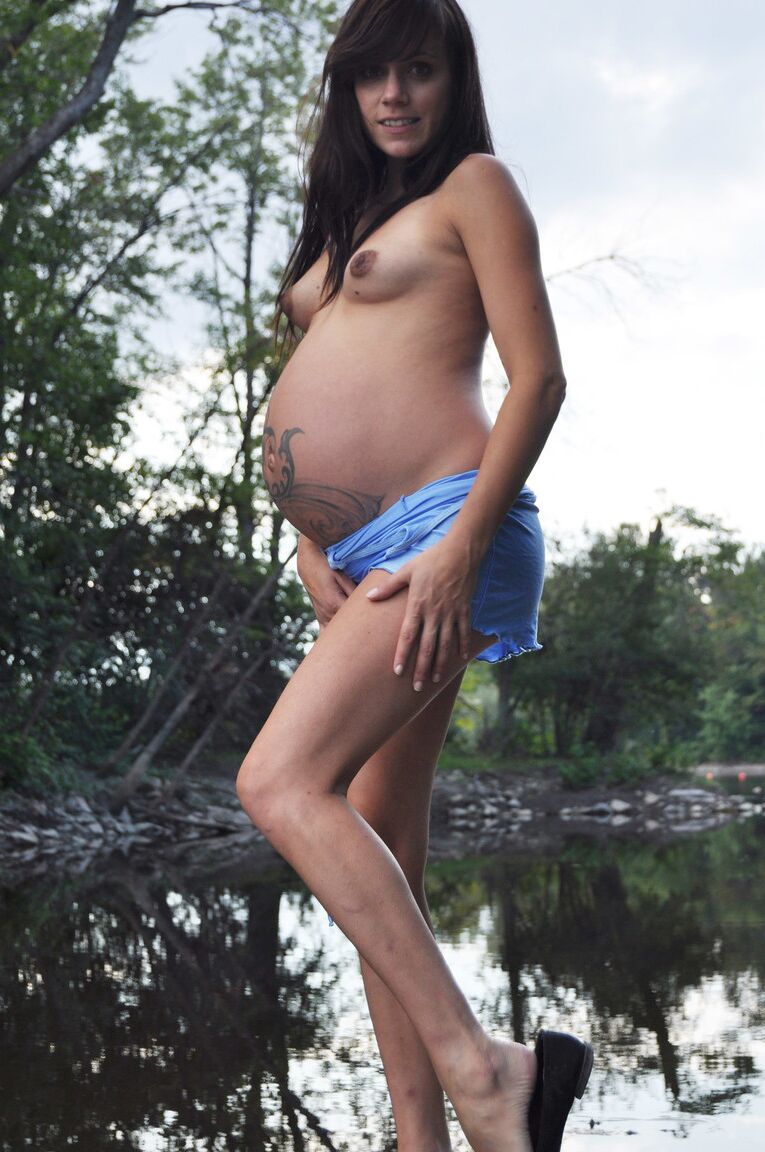16P La morena Brianna muestra su barriga tatuada mientras está muy embarazada