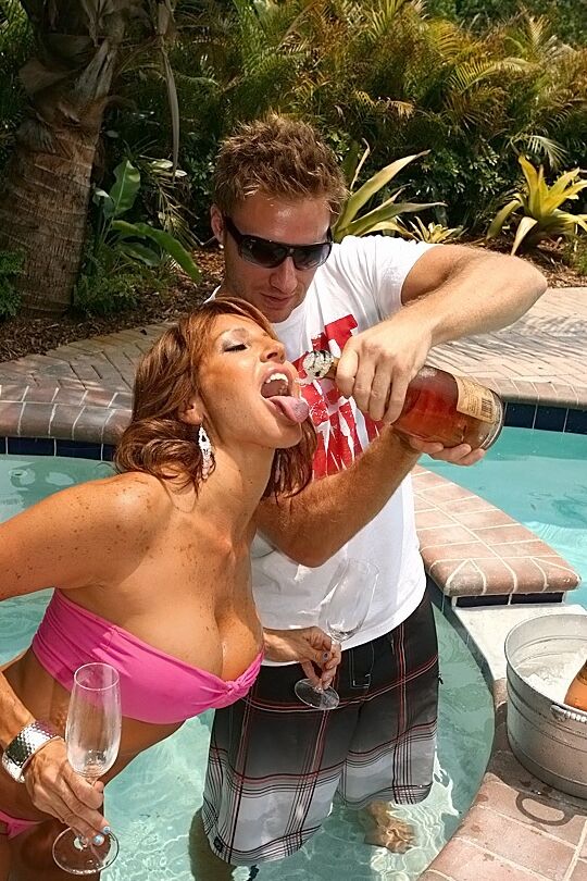 16P Madura gostosa com peitos enormes Tara Holiday fazendo sexo selvagem na piscina