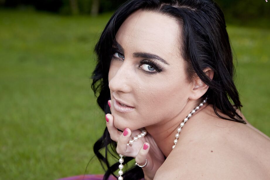 16P La morena europea Chloe Lovette revela sus diminutas tetas y pezones de estrella porno