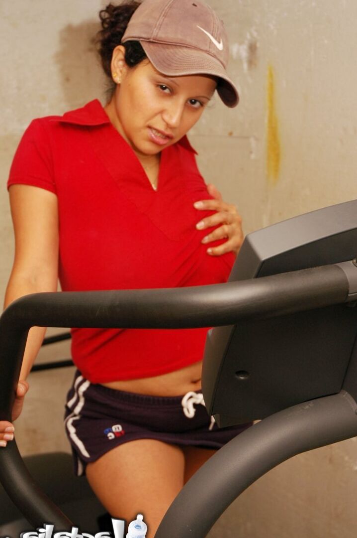 15P 授乳中のラティーナがワークアウト中に気が散る