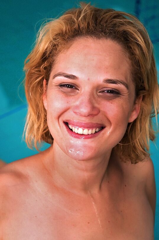 16P Gata latina gostosa com peitos pequenos Flavia gosta de sexo interracial ao ar livre
