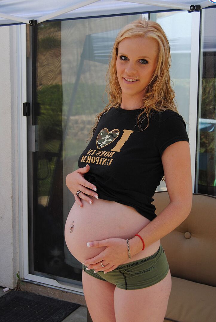 15P A amadora grávida Kristi mostra seus seios cheios de leite e barriga inchada