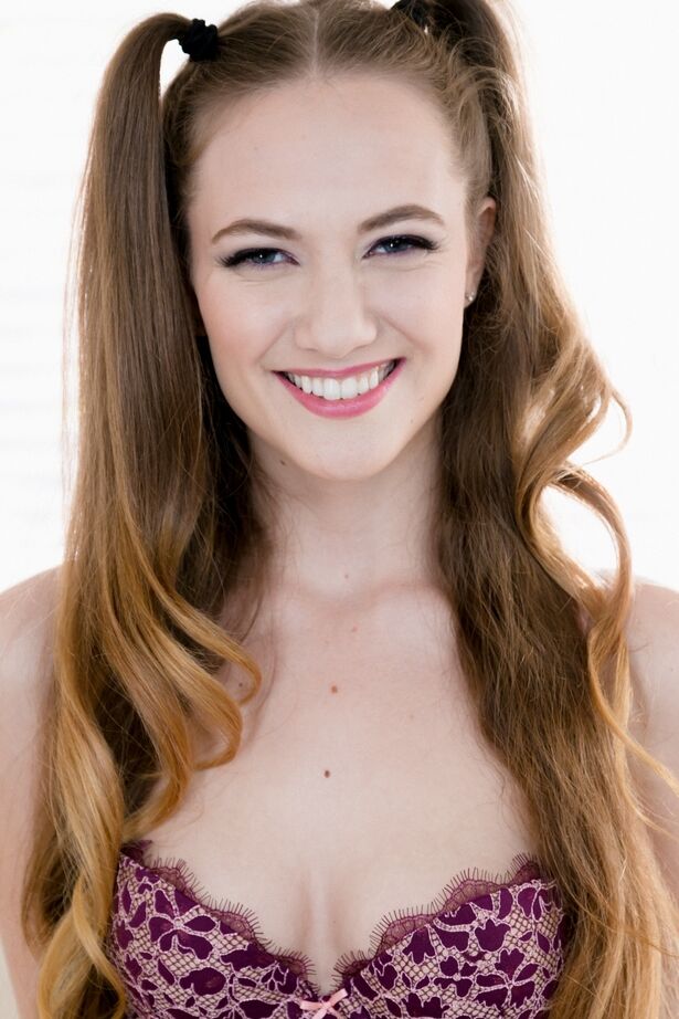16P A garota solo Samantha Hayes tira a lingerie para exibir seu corpo adolescente nu
