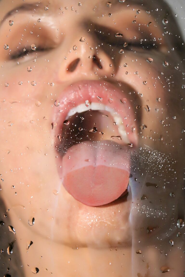 21P La hermosa estrella porno Nicole Aniston se pone traviesa mientras se ducha
