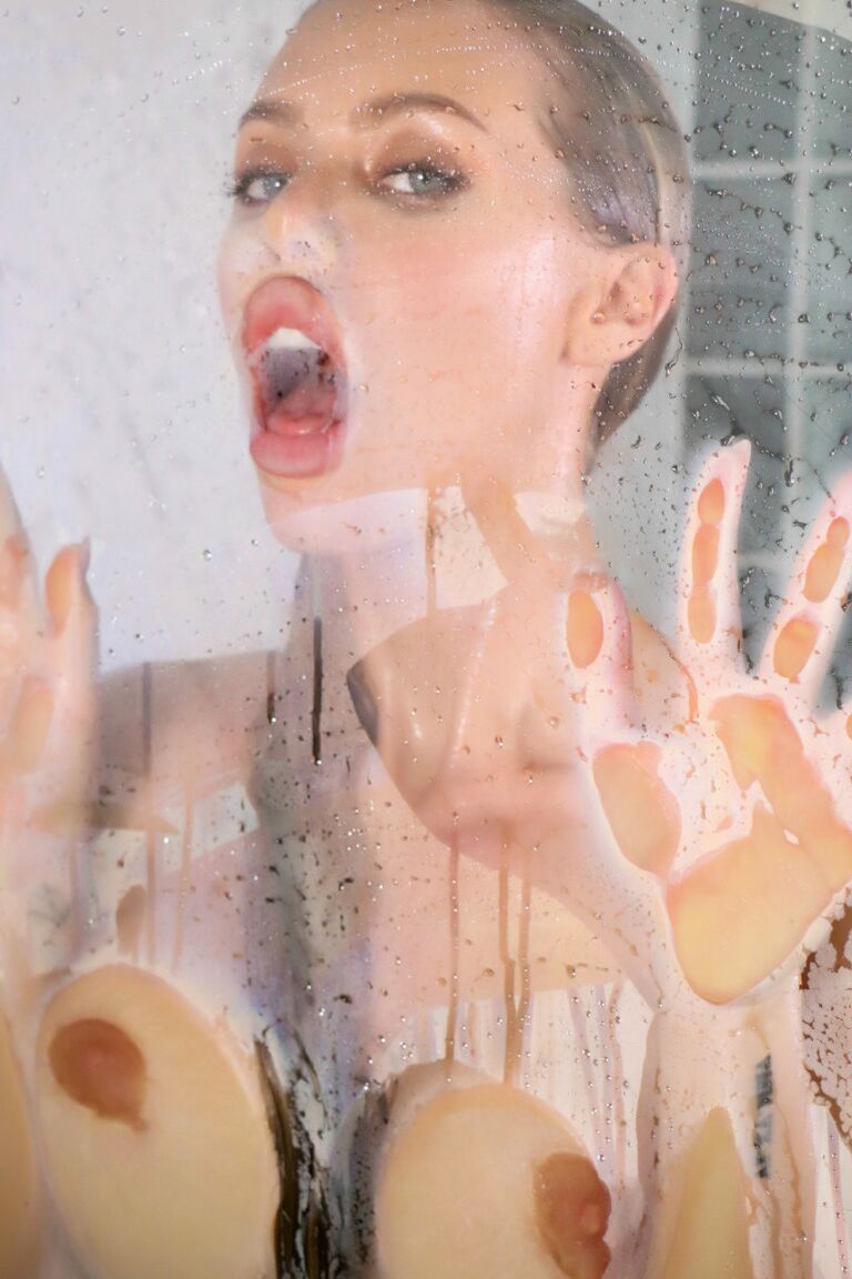 21P La hermosa estrella porno Nicole Aniston se pone traviesa mientras se ducha